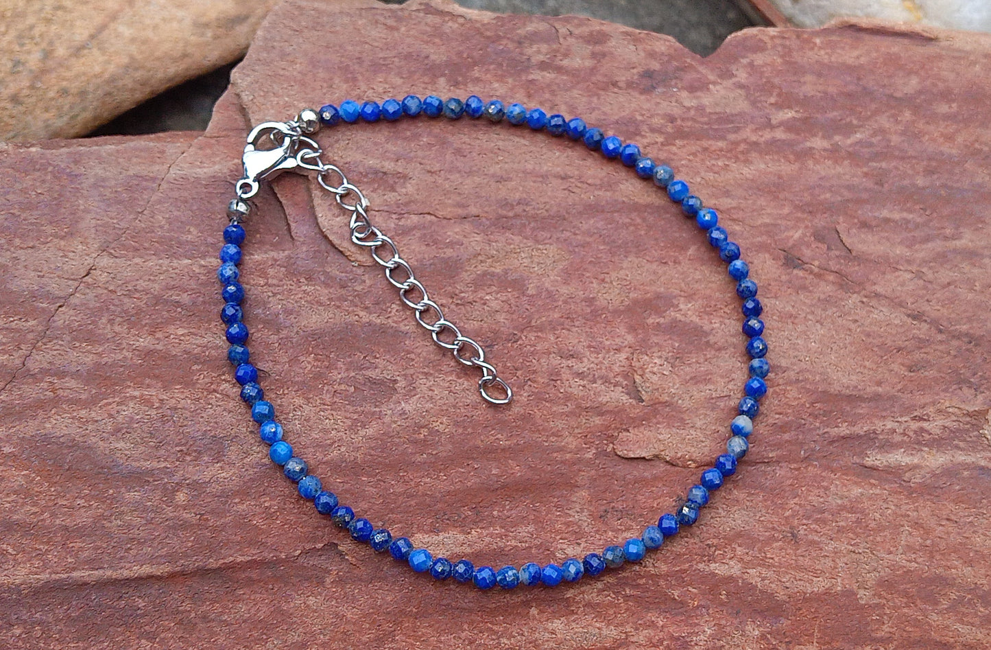 Střípky noční oblohy: Náramek z broušeného Lapis Lazuli