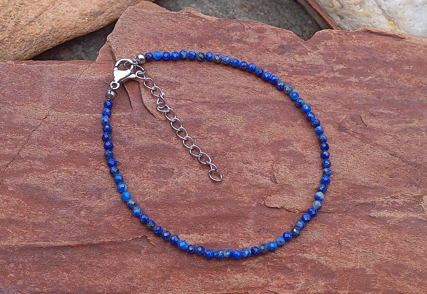 Střípky noční oblohy: Náramek z broušeného Lapis Lazuli