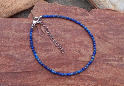 Střípky noční oblohy: Náramek z broušeného Lapis Lazuli