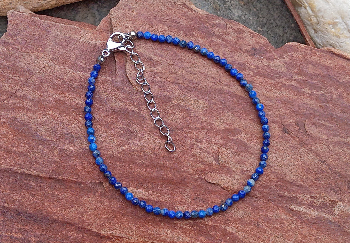 Střípky noční oblohy: Náramek z broušeného Lapis Lazuli