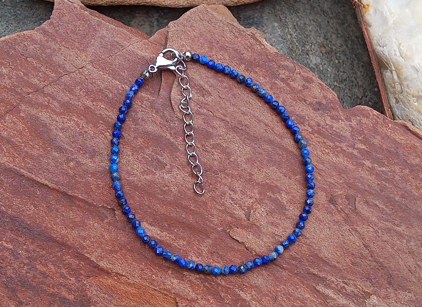 Střípky noční oblohy: Náramek z broušeného Lapis Lazuli