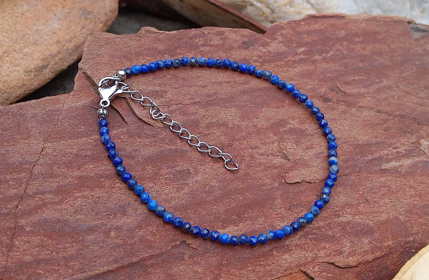 Střípky noční oblohy: Náramek z broušeného Lapis Lazuli