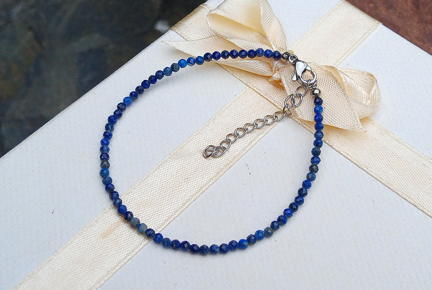 Střípky noční oblohy: Náramek z broušeného Lapis Lazuli