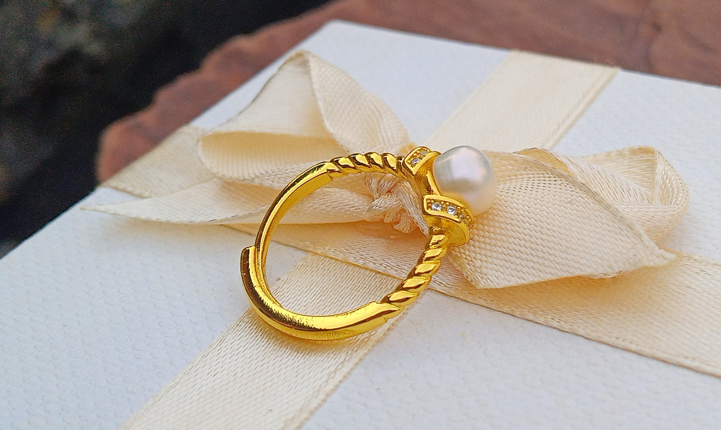 Zářivá elegance: Pozlacený prsten s říční perlou a zirkony