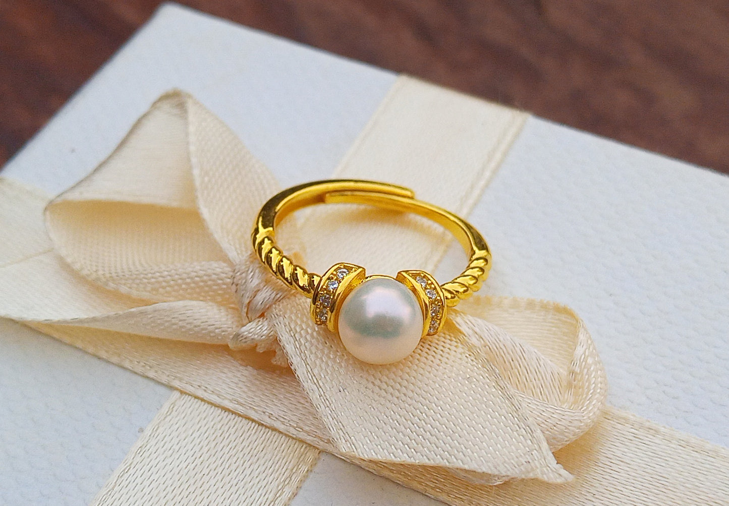 Zářivá elegance: Pozlacený prsten s říční perlou a zirkony