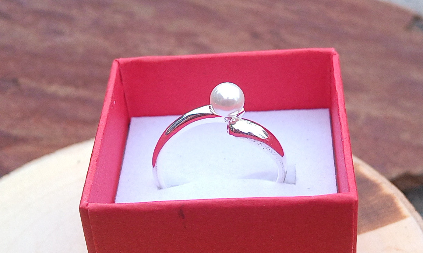 Postříbřený nastavitelný prsten s perlou (4 mm) – Minimalistický Wrap design