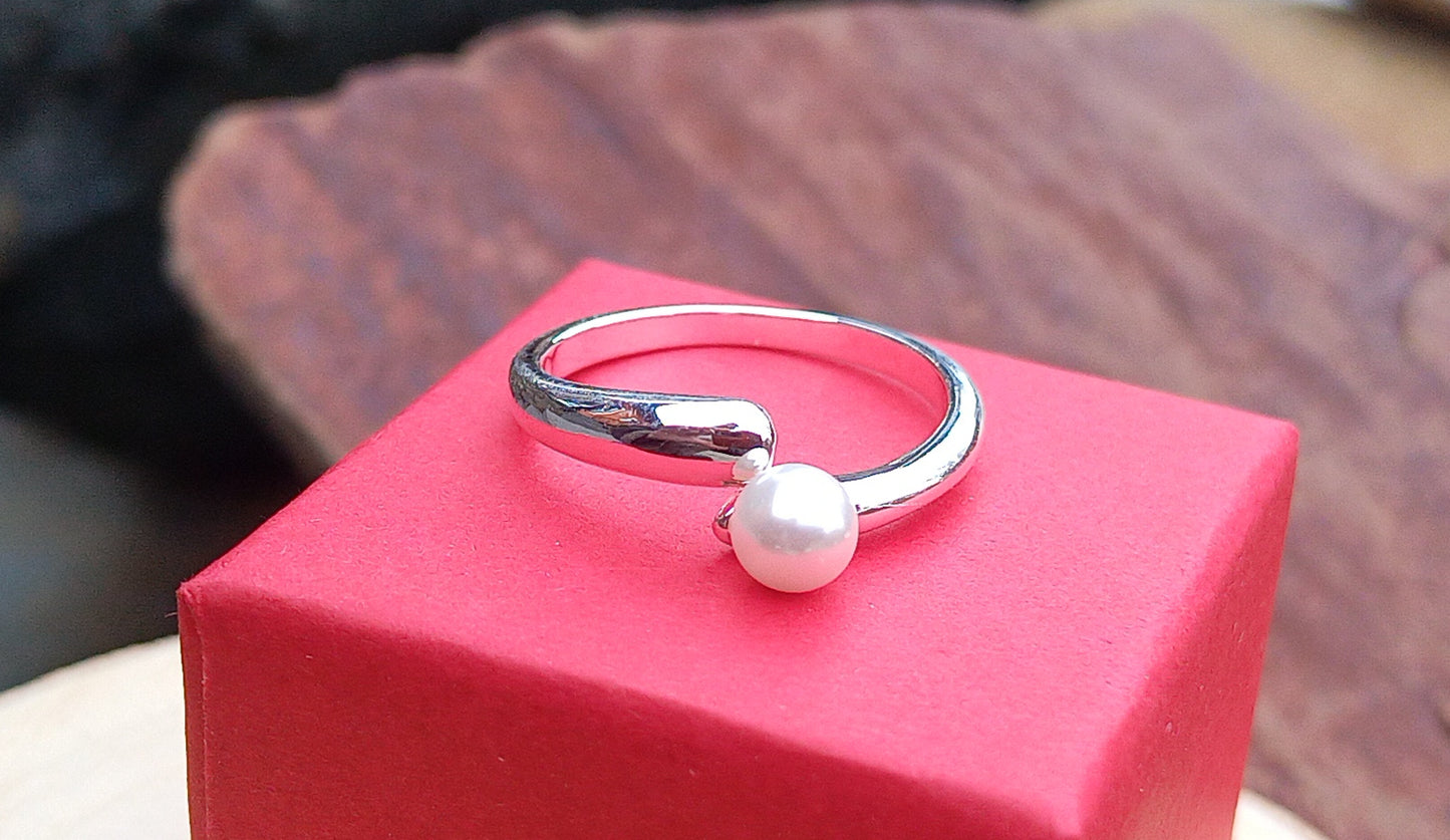 Postříbřený nastavitelný prsten s perlou (4 mm) – Minimalistický Wrap design