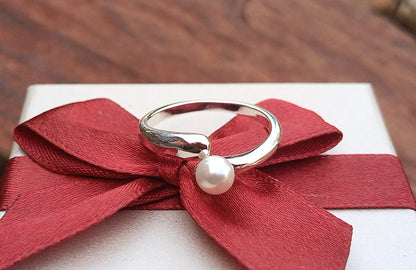Postříbřený nastavitelný prsten s perlou (4 mm) – Minimalistický Wrap design