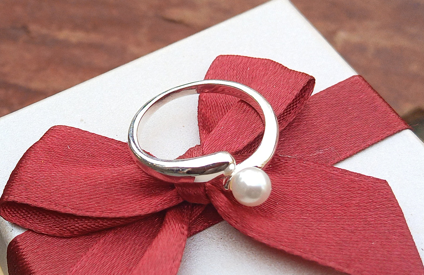 Postříbřený nastavitelný prsten s perlou (4 mm) – Minimalistický Wrap design