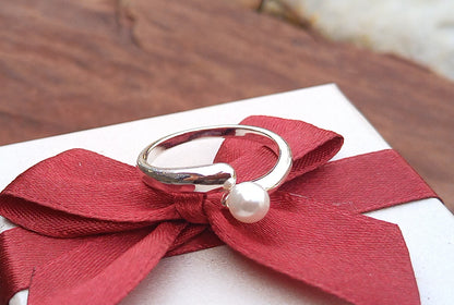 Postříbřený nastavitelný prsten s perlou (4 mm) – Minimalistický Wrap design