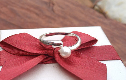 Postříbřený nastavitelný prsten s perlou (4 mm) – Minimalistický Wrap design