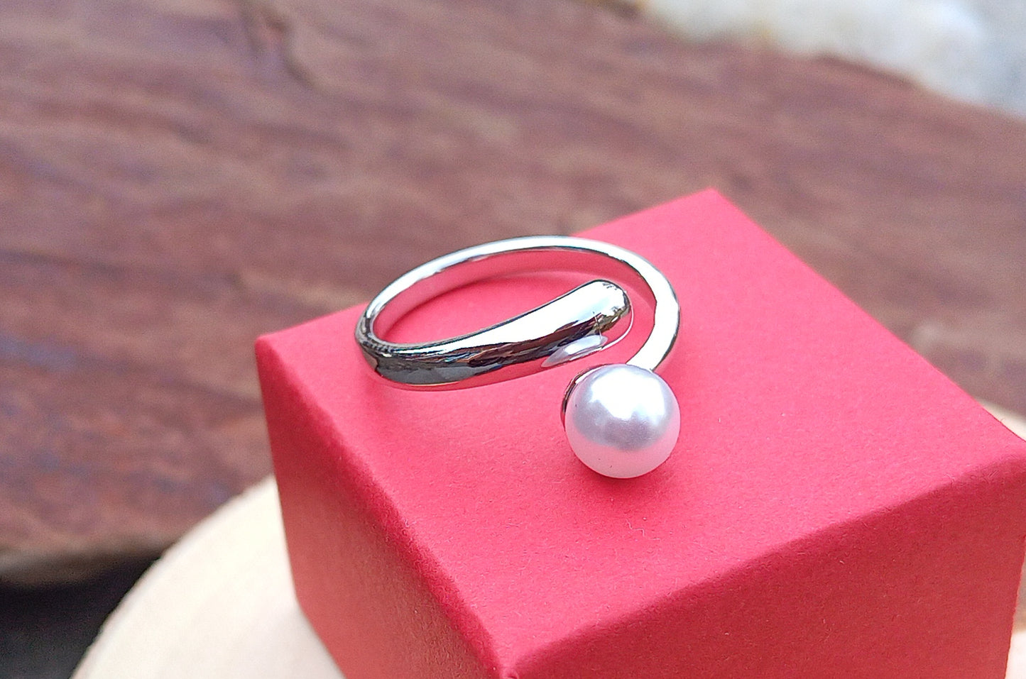 Postříbřený nastavitelný prsten s perlou (6 mm) – Minimalistický Wrap design