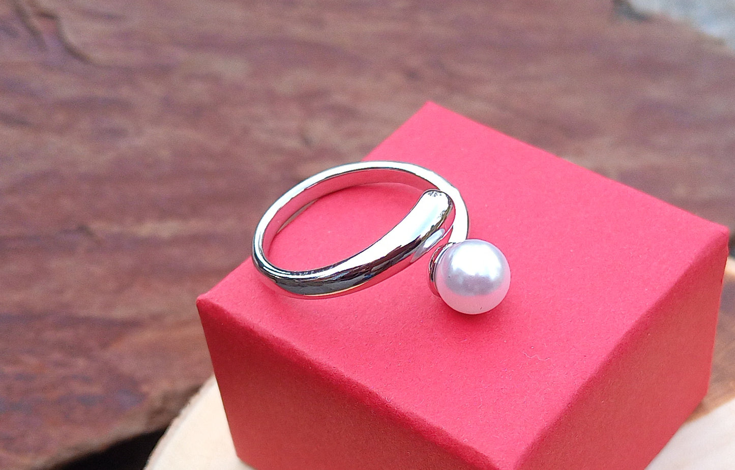 Postříbřený nastavitelný prsten s perlou (6 mm) – Minimalistický Wrap design