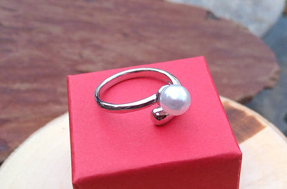 Postříbřený nastavitelný prsten s perlou (6 mm) – Minimalistický Wrap design