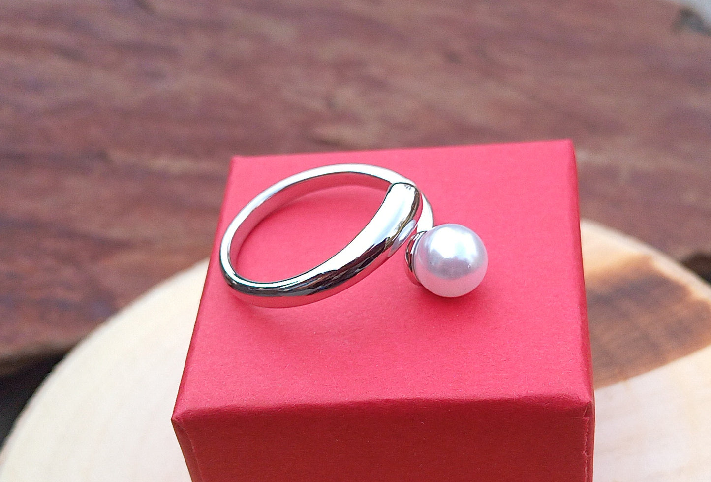 Postříbřený nastavitelný prsten s perlou (6 mm) – Minimalistický Wrap design