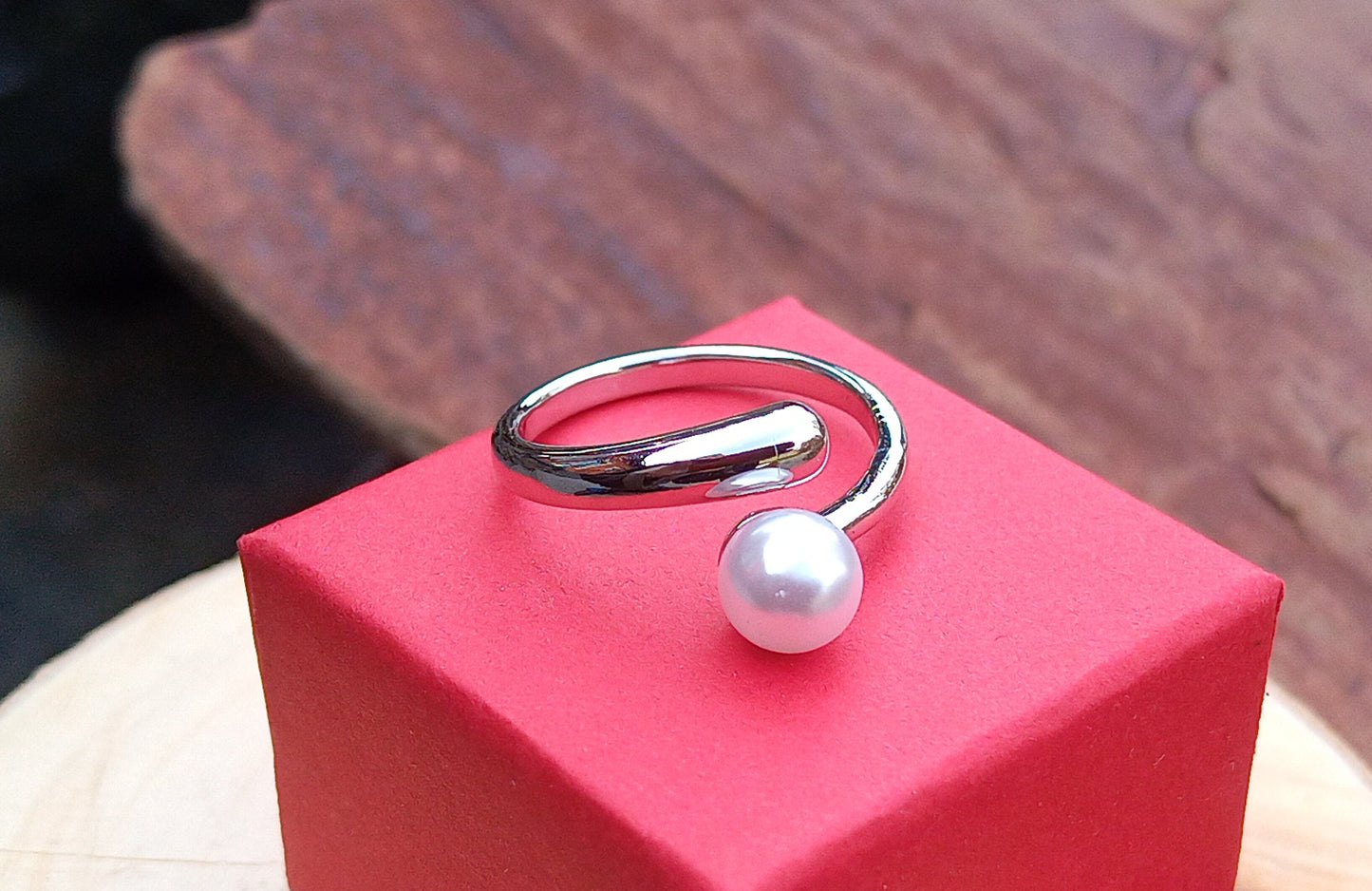 Postříbřený nastavitelný prsten s perlou (6 mm) – Minimalistický Wrap design