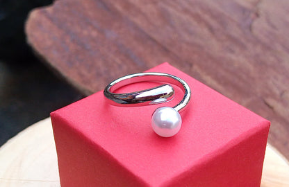 Postříbřený nastavitelný prsten s perlou (6 mm) – Minimalistický Wrap design