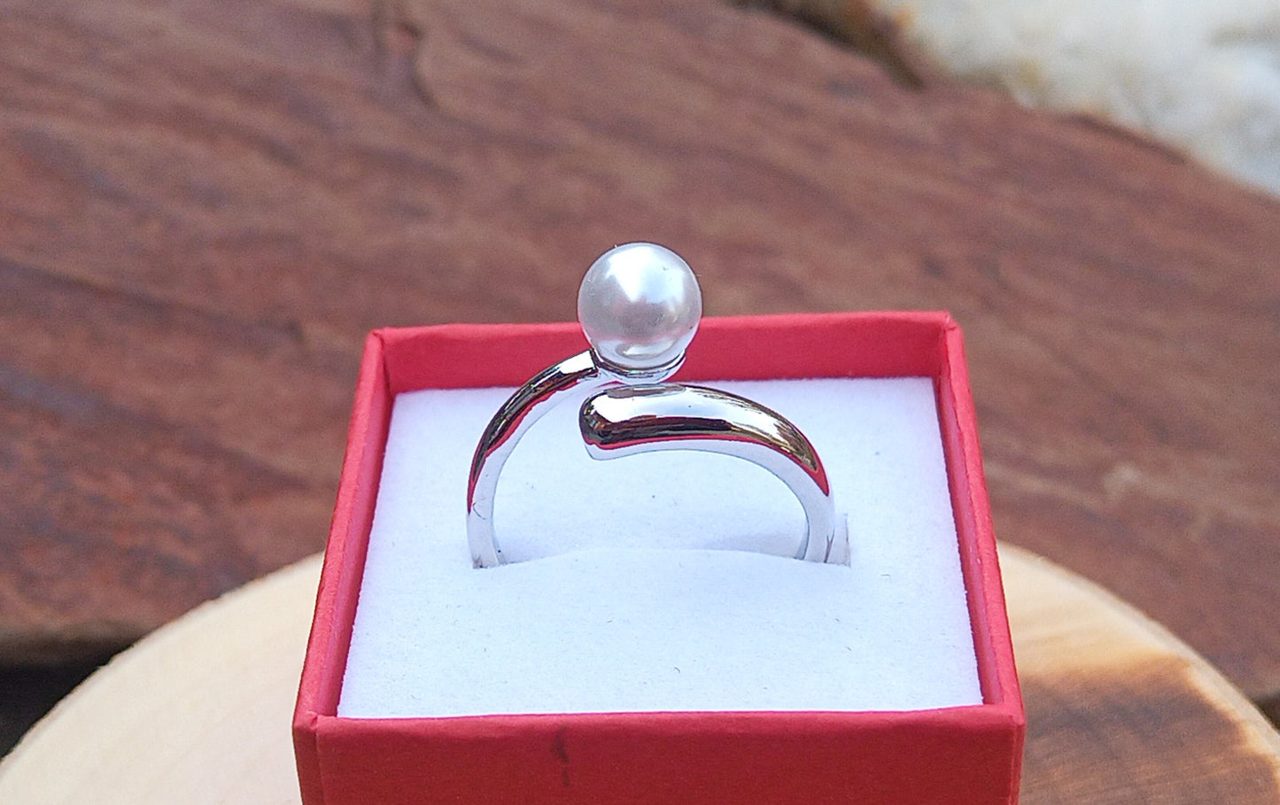 Postříbřený nastavitelný prsten s perlou (6 mm) – Minimalistický Wrap design