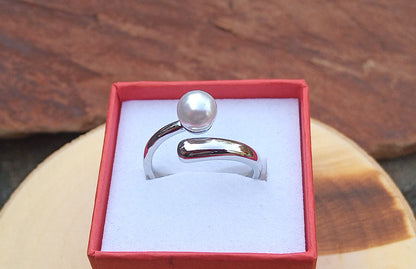 Postříbřený nastavitelný prsten s perlou (6 mm) – Minimalistický Wrap design