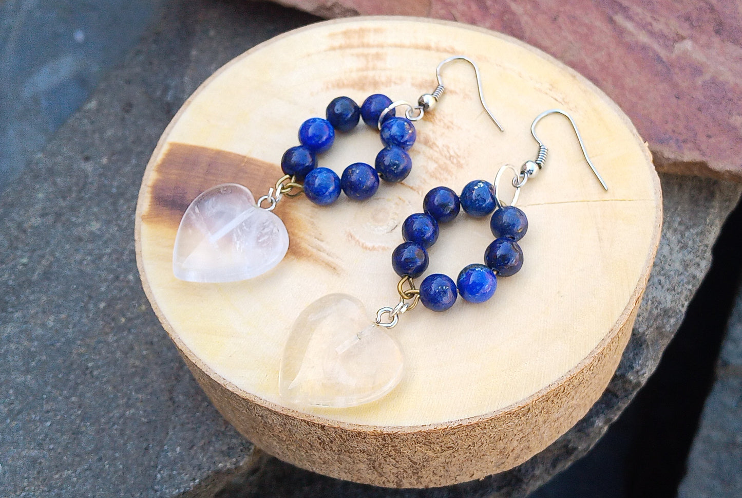 Náušnice s křištálovými srdci a lapis lazuli – chirurgická ocel