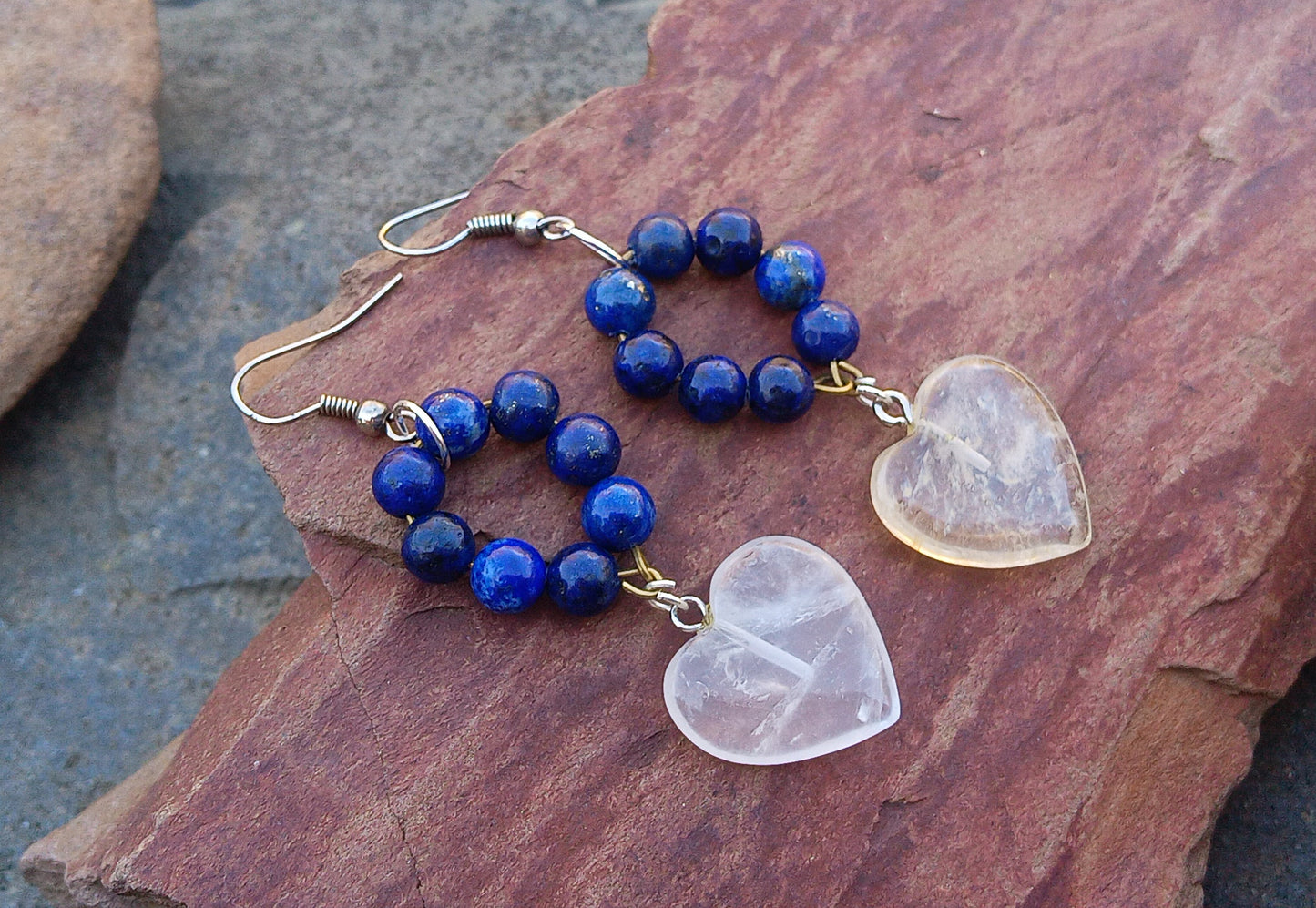 Náušnice s křištálovými srdci a lapis lazuli – chirurgická ocel