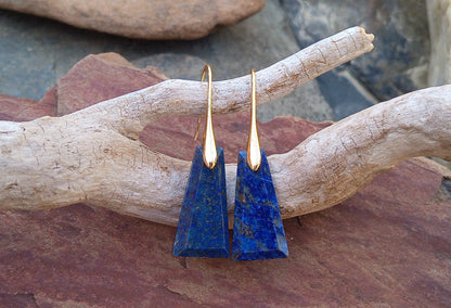 Pozlacené náušnice s přírodním lapis lazuli 25x13 mm | Geometrický tvar bez niklu