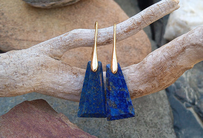 Pozlacené náušnice s přírodním lapis lazuli 25x13 mm | Geometrický tvar bez niklu