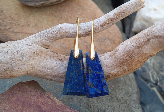 Pozlacené náušnice s přírodním lapis lazuli 25x13 mm | Geometrický tvar bez niklu