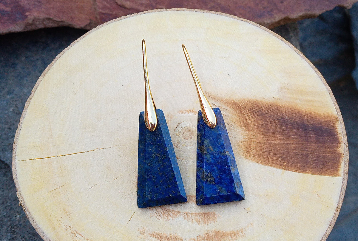 Pozlacené náušnice s přírodním lapis lazuli 25x13 mm | Geometrický tvar bez niklu