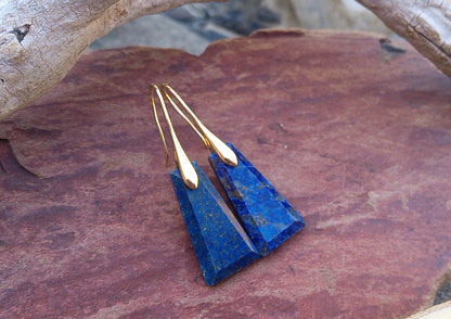 Pozlacené náušnice s přírodním lapis lazuli 25x13 mm | Geometrický tvar bez niklu
