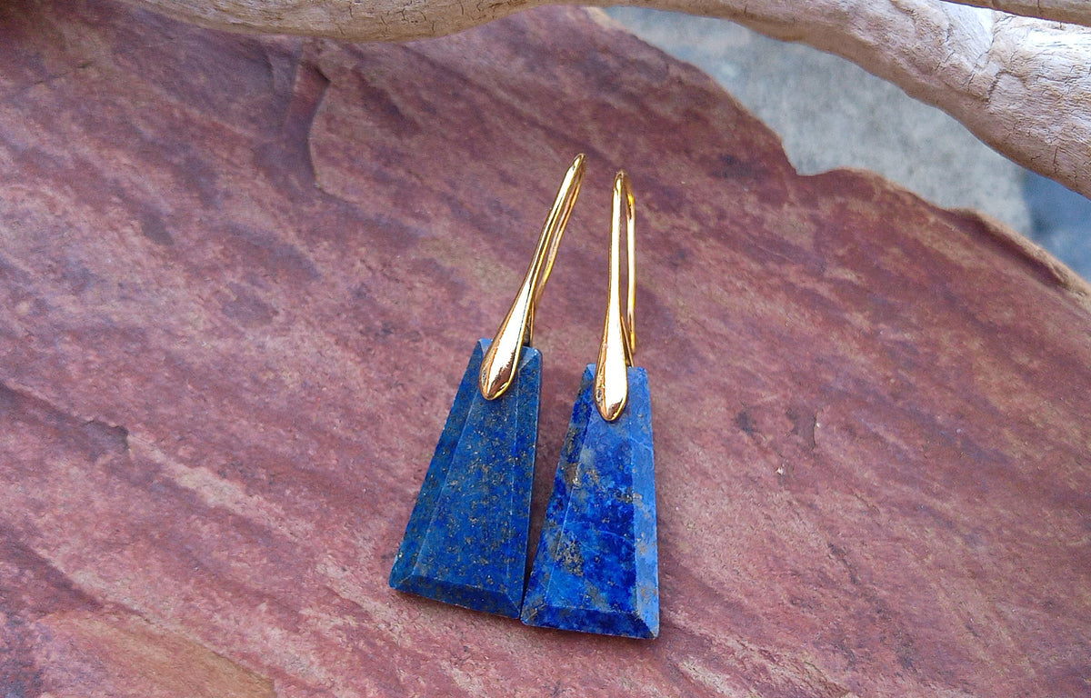 Pozlacené náušnice s přírodním lapis lazuli 25x13 mm | Geometrický tvar bez niklu