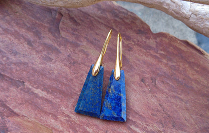 Pozlacené náušnice s přírodním lapis lazuli 25x13 mm | Geometrický tvar bez niklu