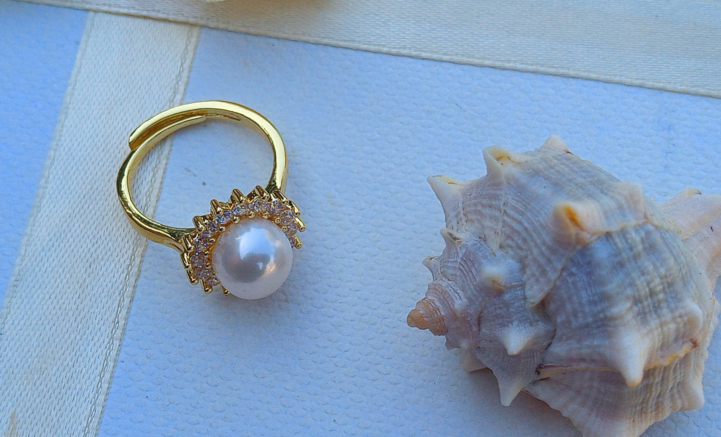Zářivá elegance: Prsten s bílou říční perlou 9 mm a zirkony