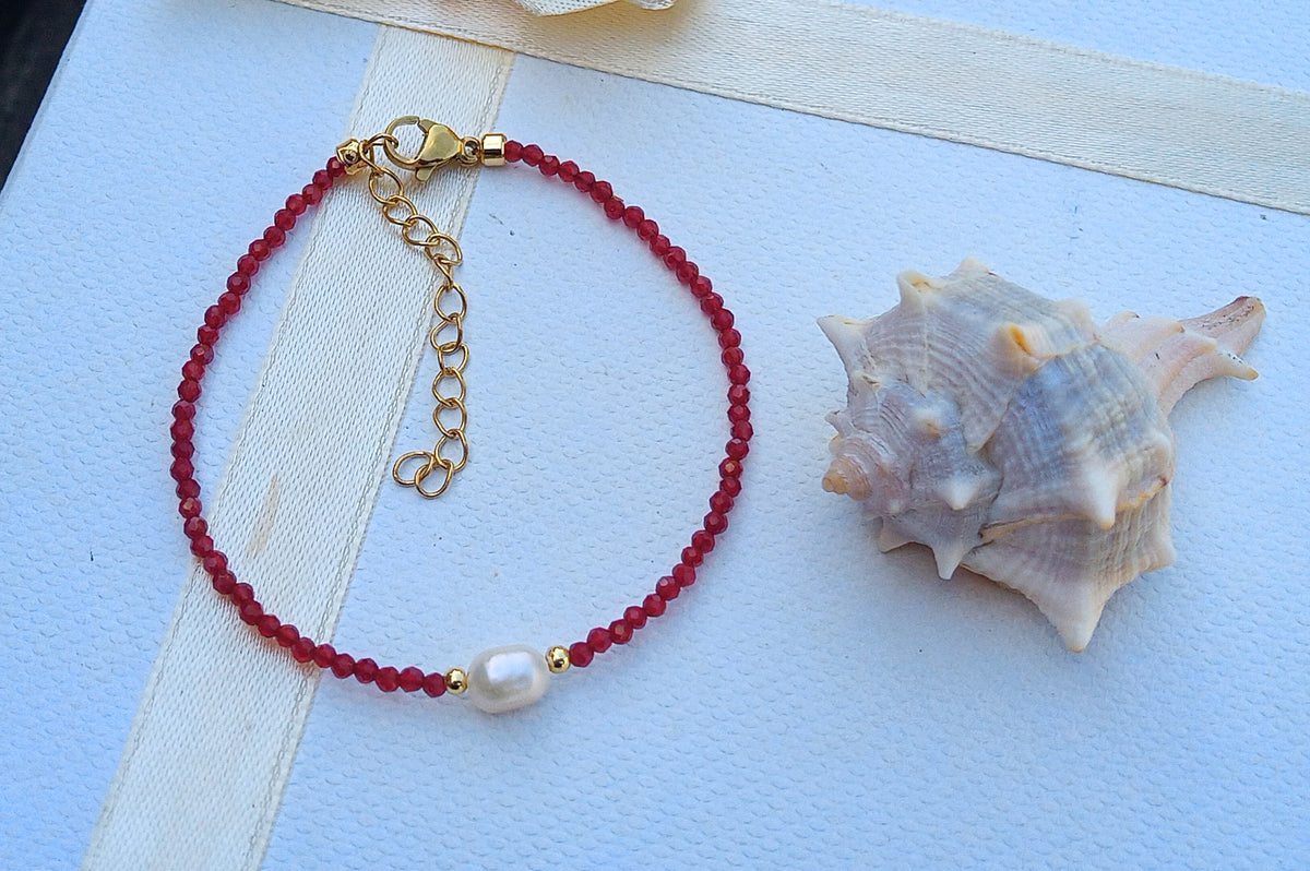Pozlacený náramek s přírodním granátem a říční perlou