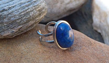 Masivní prsten s hlubokým lapis lazuli – kousek noční oblohy na vaší ruce.