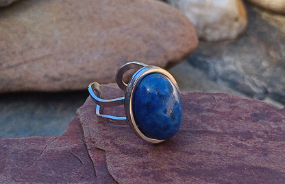 Masivní prsten s hlubokým lapis lazuli – kousek noční oblohy na vaší ruce.