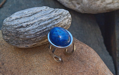 Masivní prsten s hlubokým lapis lazuli – kousek noční oblohy na vaší ruce.