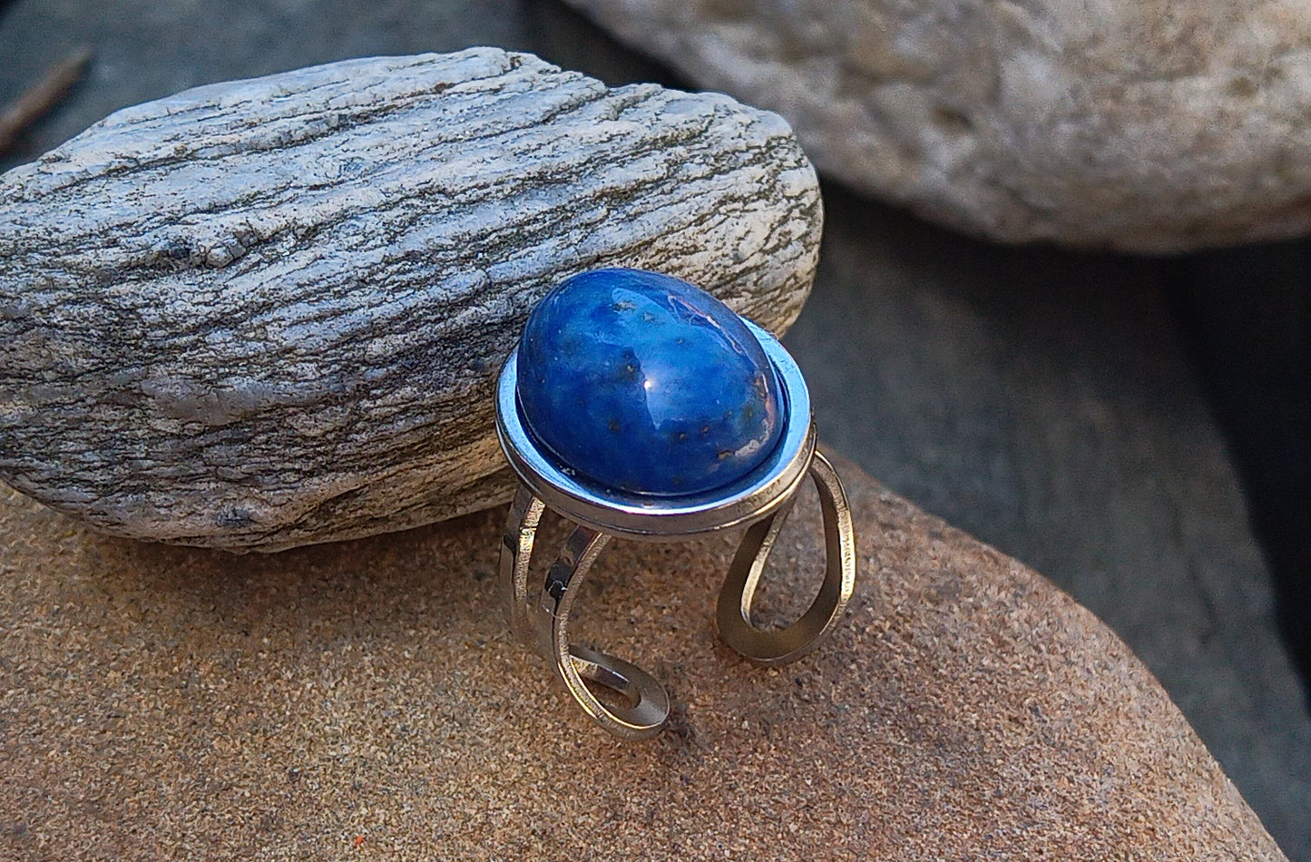 Masivní prsten s hlubokým lapis lazuli – kousek noční oblohy na vaší ruce.