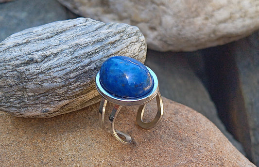 Masivní prsten s hlubokým lapis lazuli – kousek noční oblohy na vaší ruce.