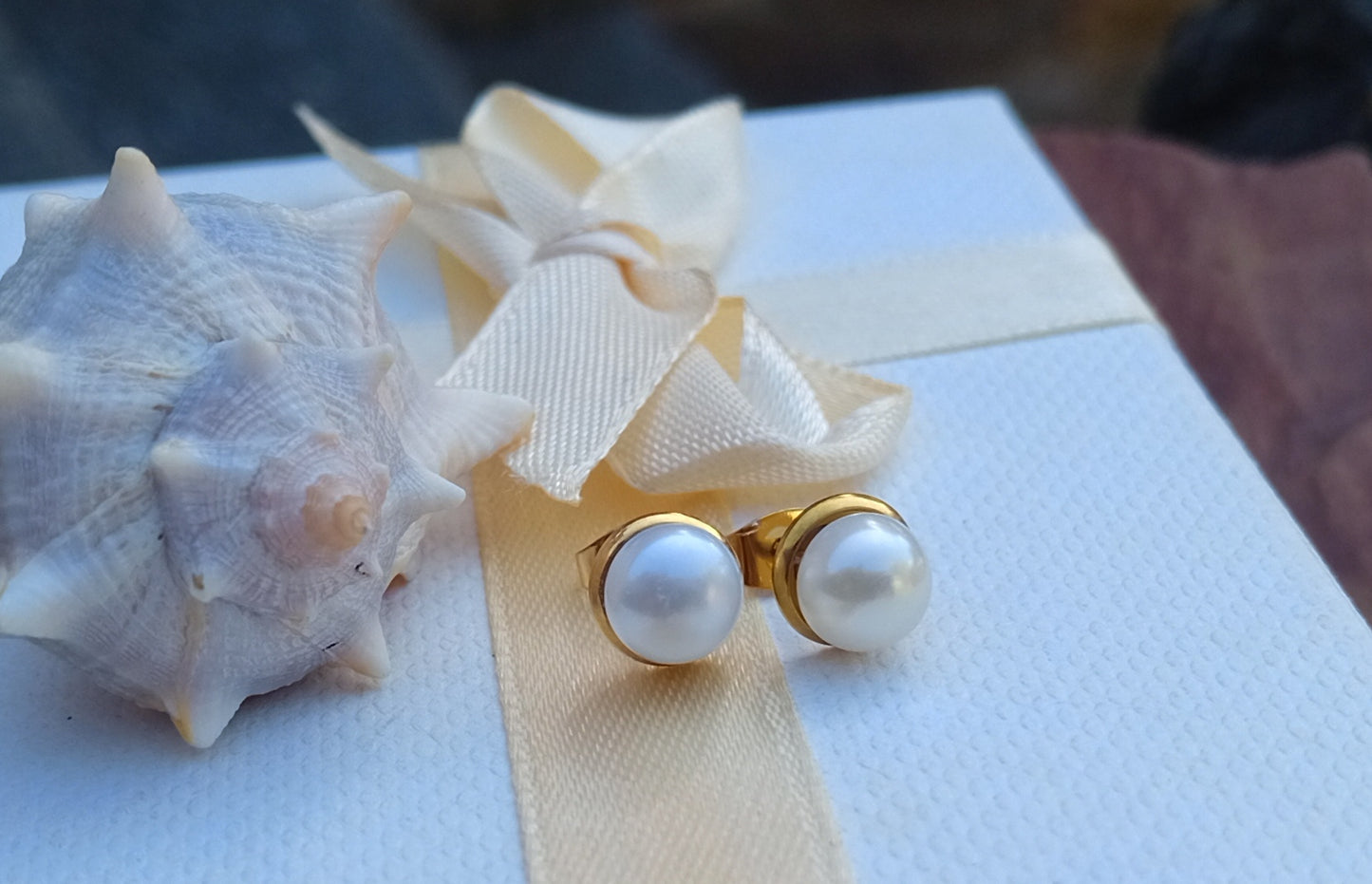 Elegantní pozlacené náušnice s pravými říčními perlami – Nadčasová krása