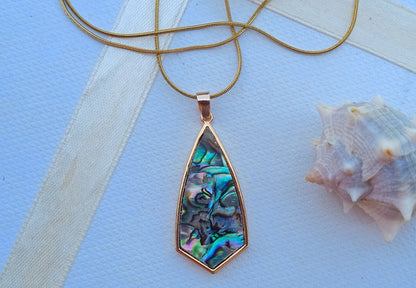 Pozlacený ocelový náhrdelník s magickou abalone perletí