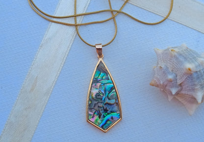 Pozlacený ocelový náhrdelník s magickou abalone perletí