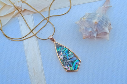 Pozlacený ocelový náhrdelník s magickou abalone perletí