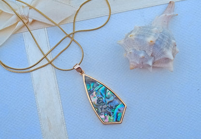 Pozlacený ocelový náhrdelník s magickou abalone perletí