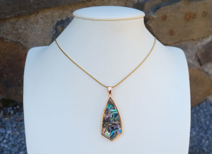 Pozlacený ocelový náhrdelník s magickou abalone perletí