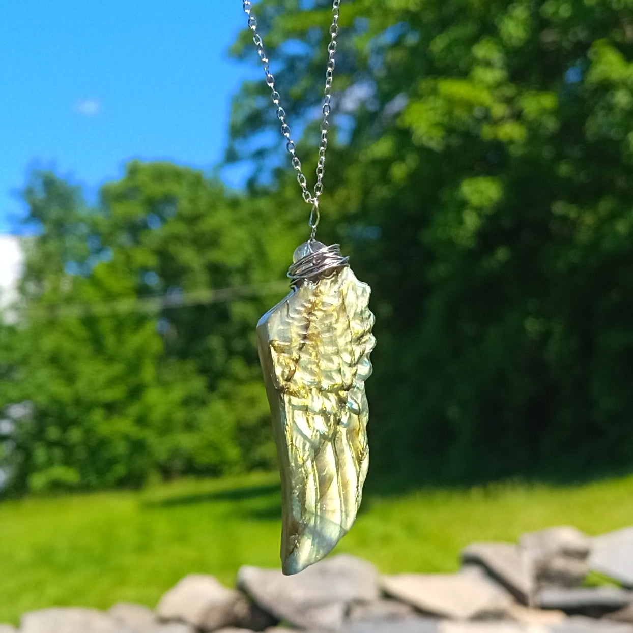 Náhrdelník s vyřezávaným top labradoritem (Andělské křídlo)
