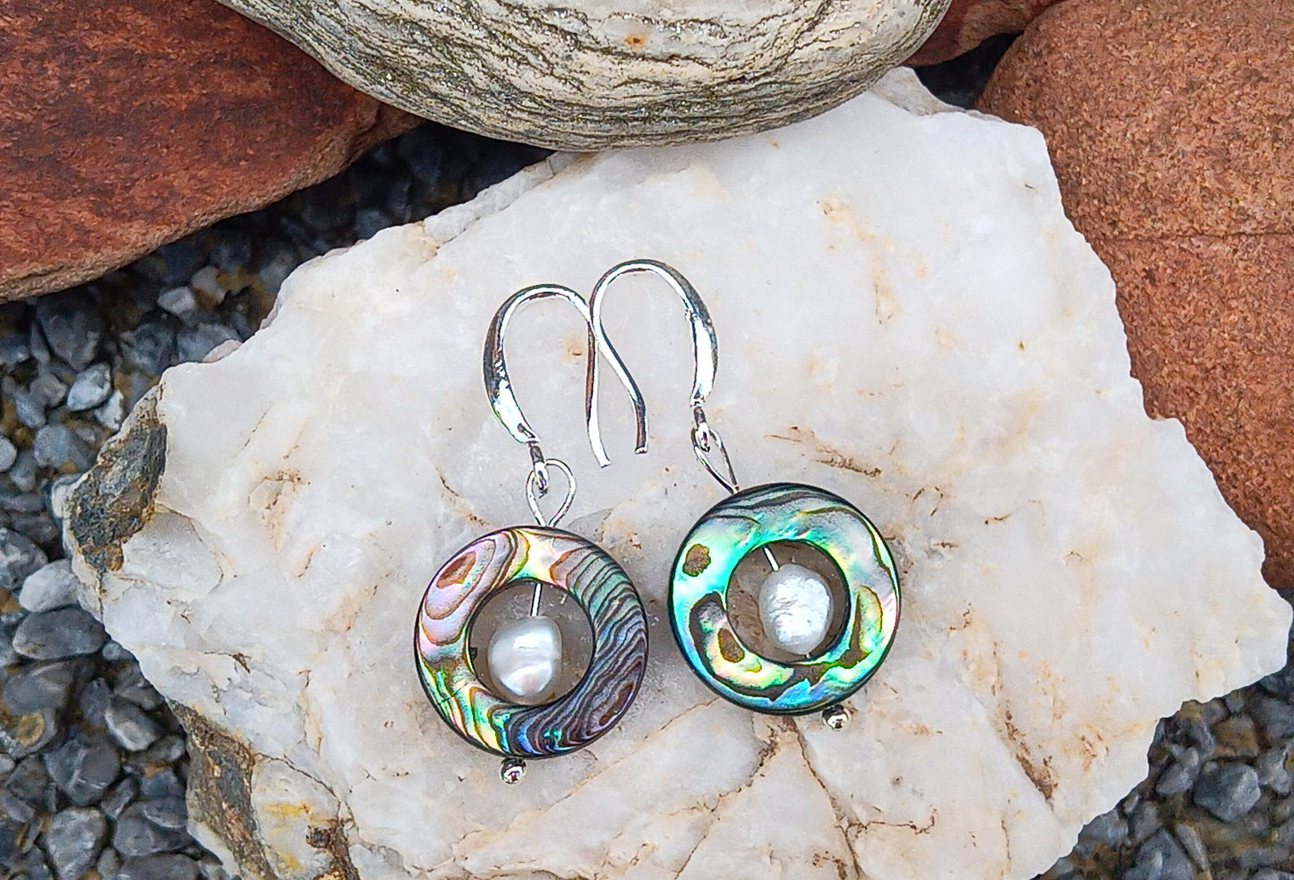 Elegantní náušnice z Novozélandské perletě abalone s říčními perlami