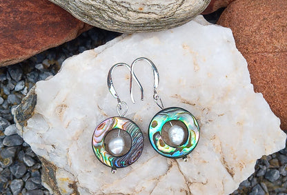Elegantní náušnice z Novozélandské perletě abalone s říčními perlami