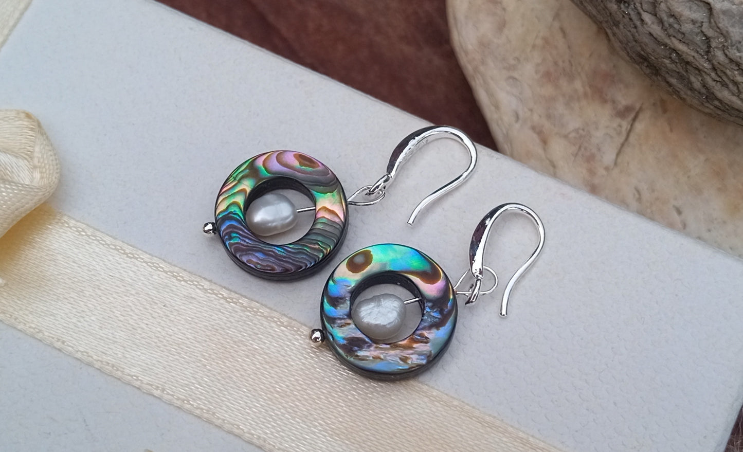 Elegantní náušnice z Novozélandské perletě abalone s říčními perlami