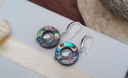 Elegantní náušnice z Novozélandské perletě abalone s říčními perlami